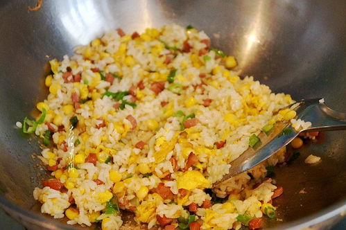 游客吃剩2份炒饭被商家端回并盘 游客吃剩2份炒饭被商家端回并盘