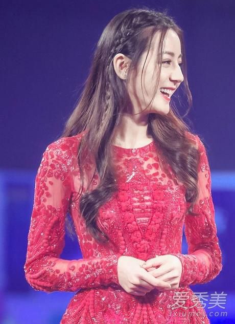 迪丽热巴红毯造型遭调侃像铜人