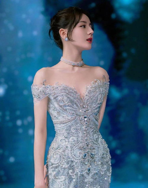 迪丽热巴红毯造型遭调侃像铜人