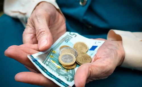 男子去世存款剩7块5：留满屋赝品古董