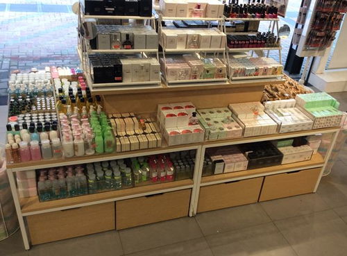 化妆品店名字简洁大气（化妆品店名字简洁大气四个字）