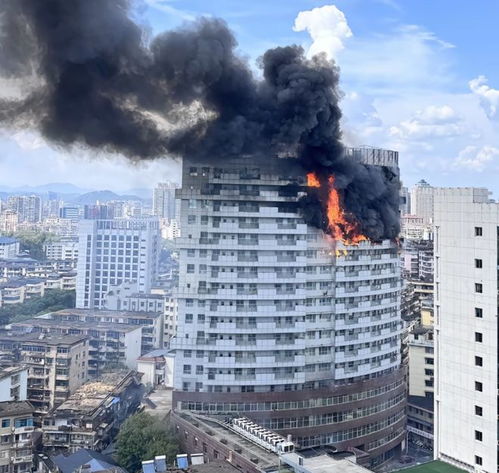 江西上饶一医院住院楼起火 江西上饶一医院住院楼起火