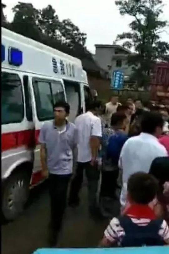 武汉警方:双胞胎学生跳楼系谣言 武汉警方:双胞胎学生跳楼系谣言