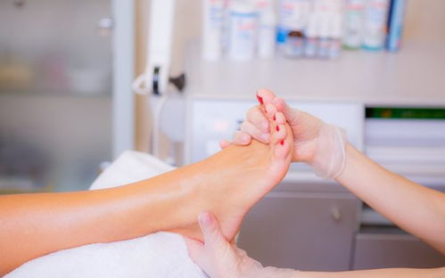 脚上起小水泡很痒是什么原因（脚上起小水泡很痒是什么引起的）