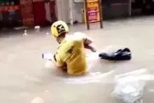 广州外卖小哥跳水勇救6岁溺水男童 广州外卖小哥跳水勇救6岁溺水男童