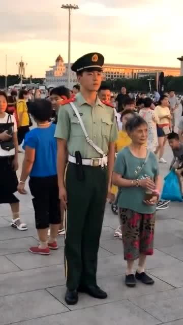 执勤军人纹丝不动 阿姨不停给其扇风 - 今题网
