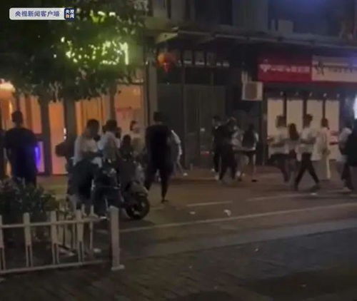 两女孩下班遭多名男子殴打视频(两女子殴打女孩) 两女孩下班遭多名男子殴打视频(两女子殴打女孩)