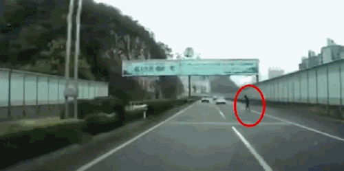 夜间高速突然冒出一人 司机吓到尖叫