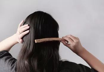 梦见梳头掉头发什么意思：梦见梳头掉头发，是形象下滑还是心理暗示？