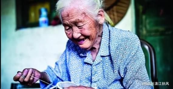 梦见健在的老人去世大哭：梦里老人离世大哭，醒来心碎难眠，一场关于生死与情感的深度探讨