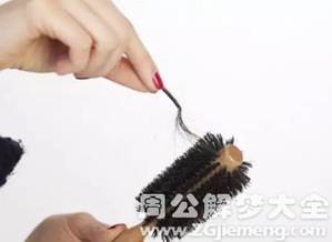 晚上梦见掉头发是什么征兆：梦里掉头发，这些征兆你了解吗？