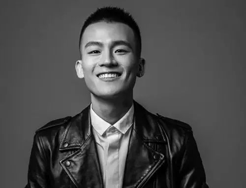 小伙回应免费为老人剪王嘉尔发型 小伙回应免费为老人剪王嘉尔发型