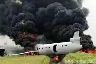 梦见自己开飞机：梦里翱翔，解析开飞机的潜意识密码