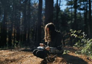 已婚女人梦见抱小孩：已婚女性梦见抱小孩，一场唤醒内心渴望的梦境之旅