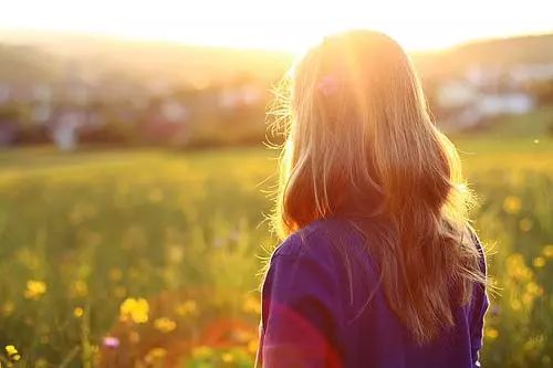 女人梦见死去的认识的人：梦中重逢，女人梦见死去的认识的人，心灵深处的低语