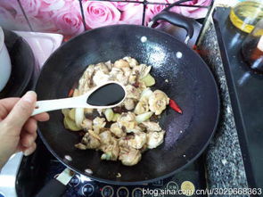 小鸡炖蘑菇:一碗小鸡炖蘑菇的温暖,舌尖上的乡愁与家的味道 小鸡炖蘑菇:一碗小鸡炖蘑菇的温暖,舌尖上的乡愁与家的味道