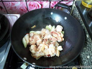 小鸡炖蘑菇:一碗小鸡炖蘑菇的温暖,舌尖上的乡愁与家的味道 小鸡炖蘑菇:一碗小鸡炖蘑菇的温暖,舌尖上的乡愁与家的味道