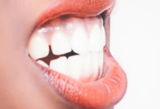 女人梦见牙齿全掉了：女人梦见牙齿全掉落，一场关于自我价值的潜意识警报