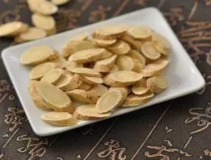 黄芪的功效与作用吃法：千年补气圣品，黄芪的功效、作用与养生吃法全解析