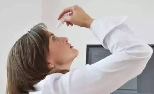 右眼跳:右眼跳财还是疾病?传统文化与现代医学的双重解读 右眼跳:右眼跳财还是疾病?传统文化与现代医学的双重解读