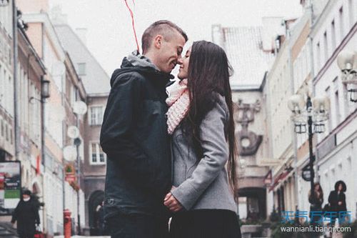 天蝎男喜欢一个人的表现：暗涌与忠诚，解码天蝎男的情愫密码—他爱你时的5个隐秘信号