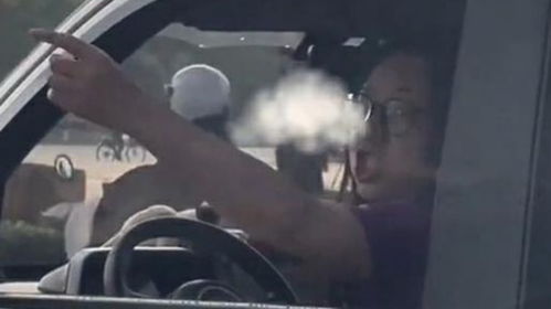 女人梦见自己开车翻车：梦中惊魂，女人梦见自己开车翻车，背后隐藏着什么秘密？