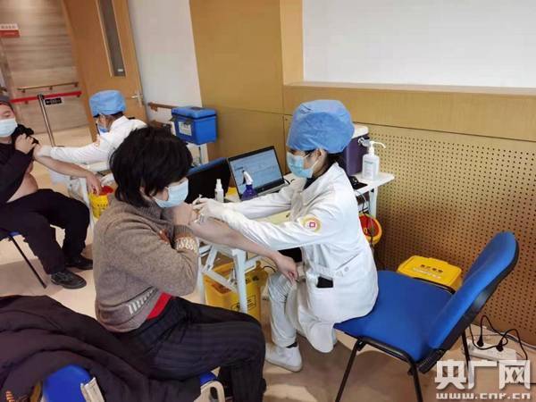 医生建议老年人接种“疫苗三件套”