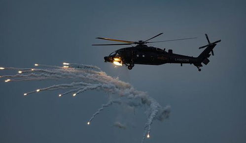 超慢镜头看直升机释放干扰弹瞬间