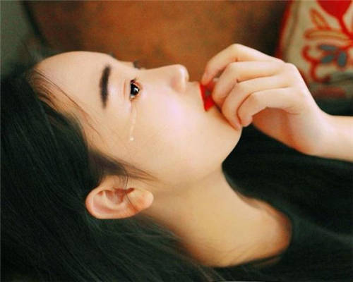 女人梦见自己哭的很厉害：梦里泪流满面，解析女人哭泣梦境背后的情感密码