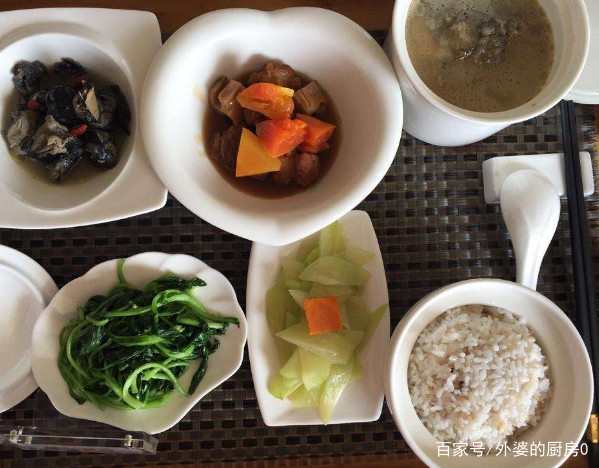产妇月子餐：科学坐月子，营养月子餐，产后恢复的黄金食谱