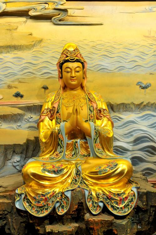 在观音菩萨面前求姻缘：观音菩萨，寻觅姻缘的智慧明灯