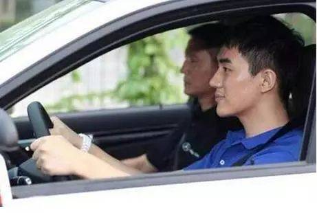 做梦开车撞到人：梦中失控，当方向盘变成命运的审判席
