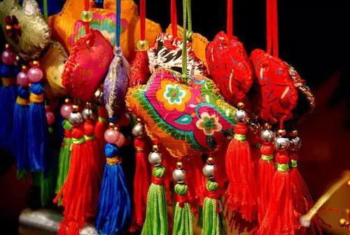 在寺庙买求姻缘的香囊:在寺庙求姻缘,香囊背后的祈愿与信仰