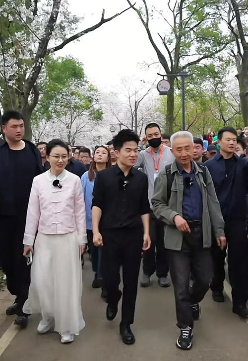 董宇辉回家乡参加农高会 董宇辉回家乡参加农高会