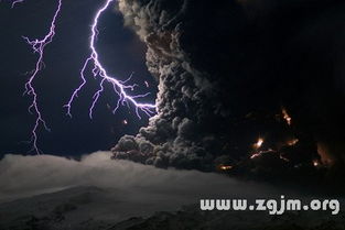 梦见打雷闪电特别大还有火:雷电交加与熊熊烈焰,一场梦的隐喻解析