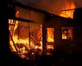 梦见自己家房子着火了:梦里家宅起火,一场心灵的惊梦与隐喻
