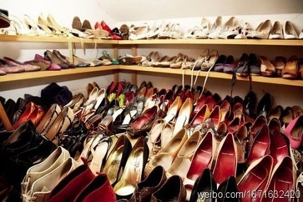 女人梦到好多各种各样的鞋子:为什么女人总梦到鞋子?解密梦境中的脚下的路
