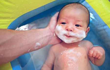 宝宝这才几天没做水就这么多故事：宝宝出生几天没洗澡，发生了这些事