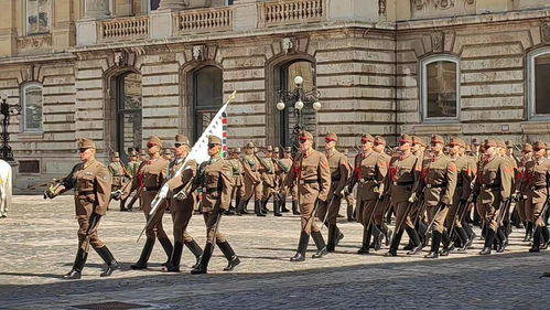 特朗普径自走过日本国旗未鞠躬