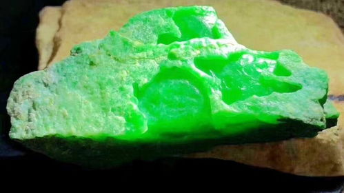 女子花283万买翡翠原石 到货后傻眼 女子花283万买翡翠原石 到货后傻眼