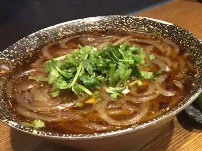 睡前吃宵夜vs饿肚子睡觉 谁危害更大