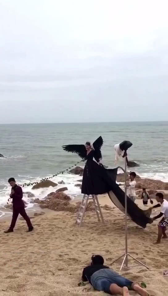 新人拍婚纱照遭遇“黑天鹅抢新娘”