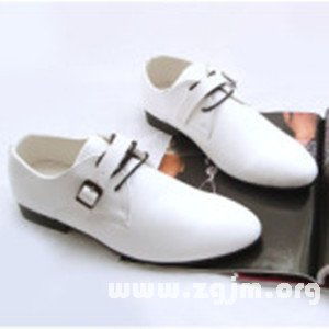 周公解梦梦见买鞋子:鞋履人生,周公解梦看你的成长轨迹