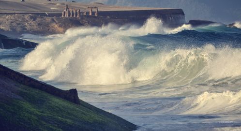 梦见大河涨水是什么征兆：大河涨水，梦境中的隐喻与警示