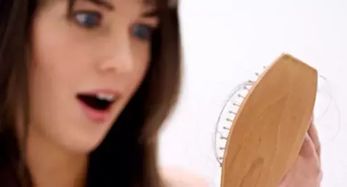 梦见掉头发一拽一把:一拽一把掉发梦境,压力时代的心理预警与自我修复指南