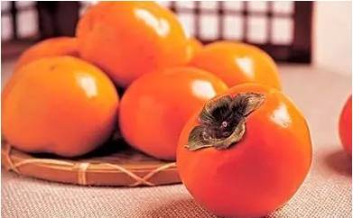 女子连吃好几个柿子致肠梗阻