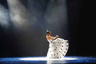 仙女棒坐着使用的图片:坐着玩仙女棒,创意点亮夜晚的浪漫瞬间 仙女棒坐着使用的图片:坐着玩仙女棒,创意点亮夜晚的浪漫瞬间