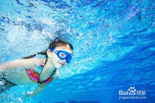 梦见在游泳池游泳:潜入梦境,游泳池中的隐喻与自我探索