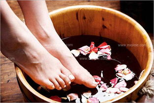 盐水泡脚的功效与作用：盐水泡脚的功效与作用，简单居家的养生之道