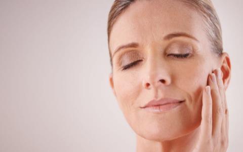 皮肤起皱像有层很老的皮:皮肤起皱,岁月在掌心刻下的年轮